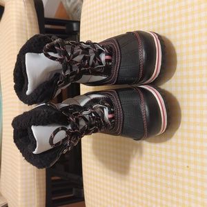 Totes girl's snow boots; size 9; black & white. New - no tags